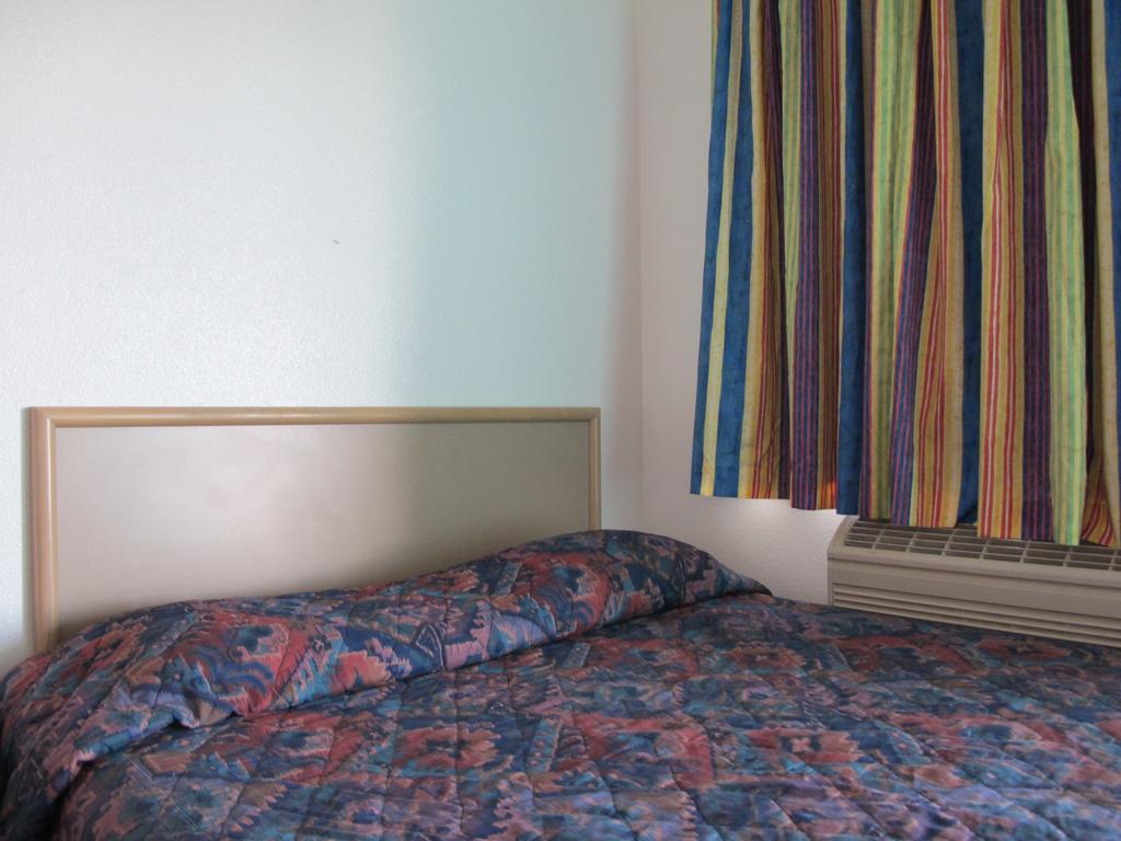 Economy Inn Онтарио Стая снимка
